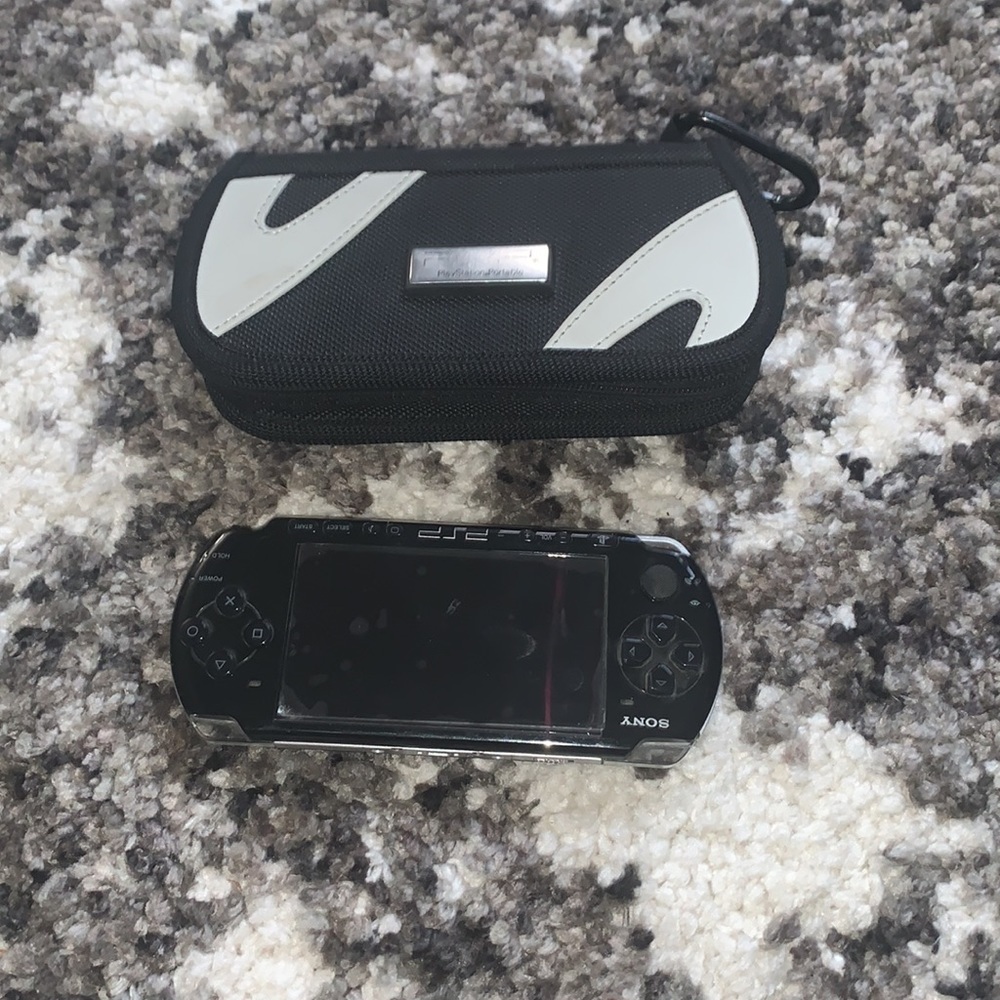 PSP Bundle with 7 games + case and extra disc holder and TV cables - Picture 6 of 7